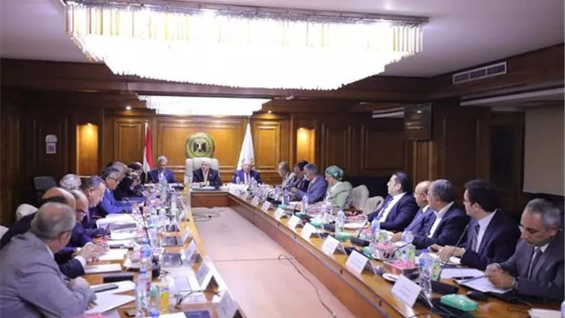 عاشور يؤكد جاهزية المُدرجات والمعامل والقاعات الدراسية بالجامعات