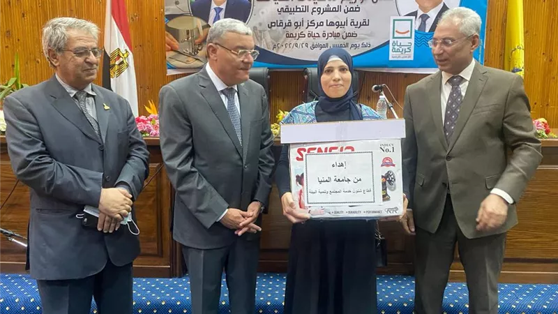 جامعة المنيا تهدي ماكينات خياطة للسيدات المتدربات بقرية أبيوها