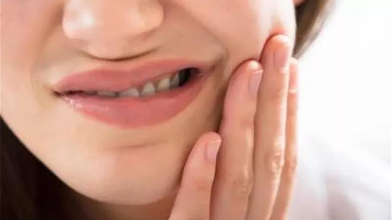 لماذا تعاني النساء الحوامل من أمراض الأسنان ؟ تعرف على السبب
