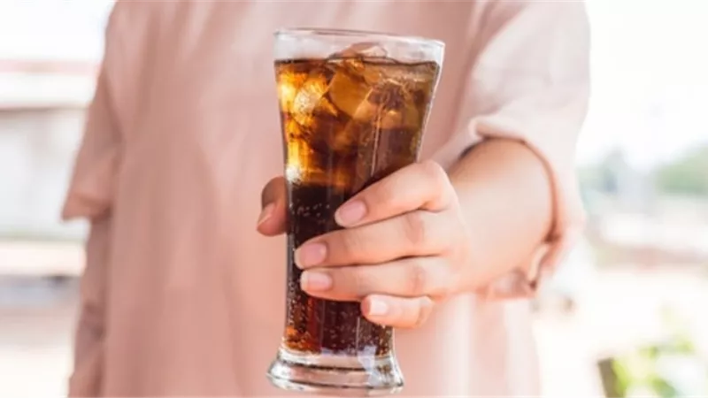 لماذا يجب عليك التوقف عن شرب مشروبات الكولا؟.. العلماء يحذرون
