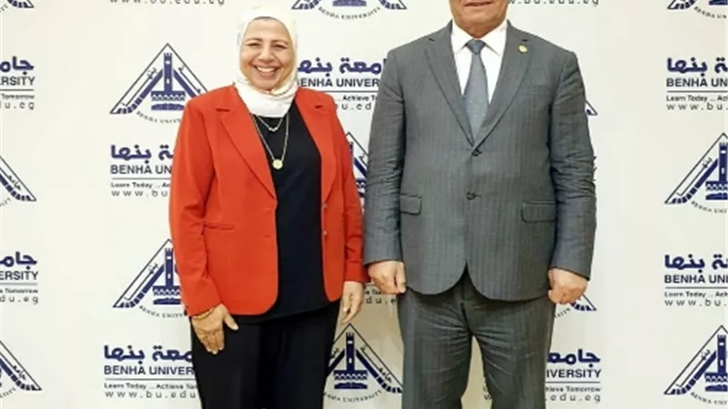 رئيس جامعة بنها يكرم عميدة كلية التربية لبلوغها السن القانوني