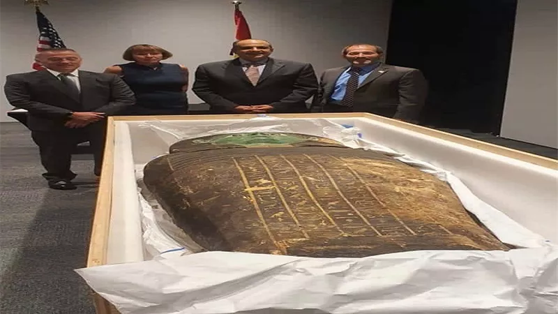 القنصلية المصرية في هيوستن تسترد تابوت فرعوني من العصور القديمة