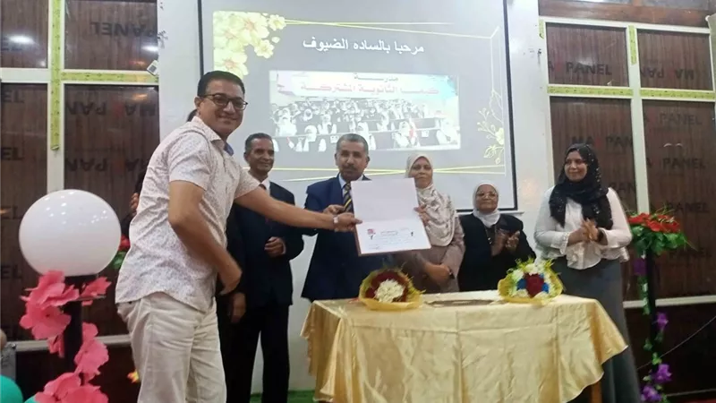 مدرسة كيما تكرم طلابها المتفوقين في الثانوية العامة بمحافظة أسوان