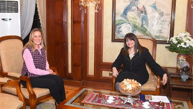 وزيرة الهجرة: 
