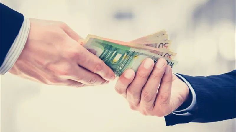 كيفية رد الدين عند اختلاف العملات..توضحه الإفتاء