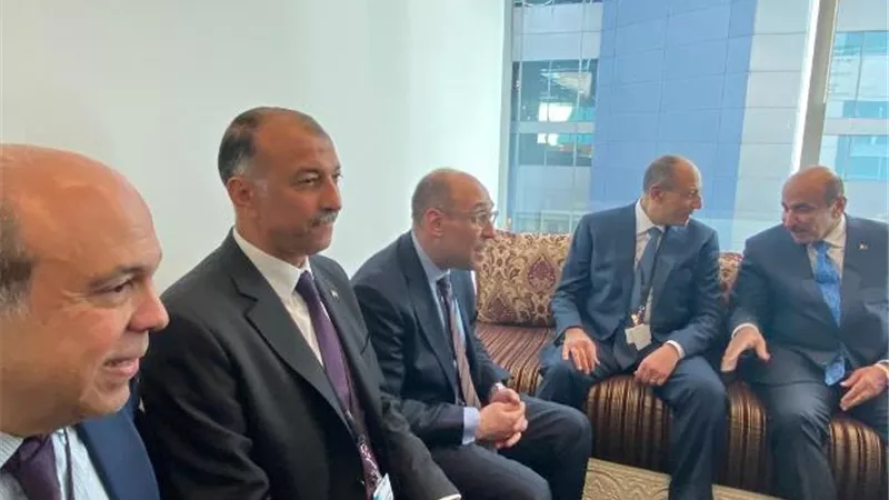 وزير الطيران يلتقى وزير المواصلات القطرى لتعزيز التعاون بين البلدين