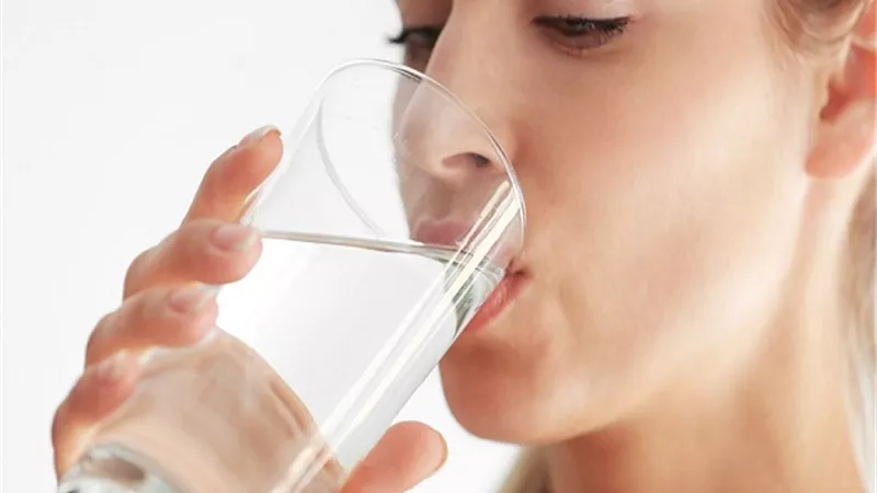 الصحة توضح اهمية تناول الماء والسوائل بكثرة