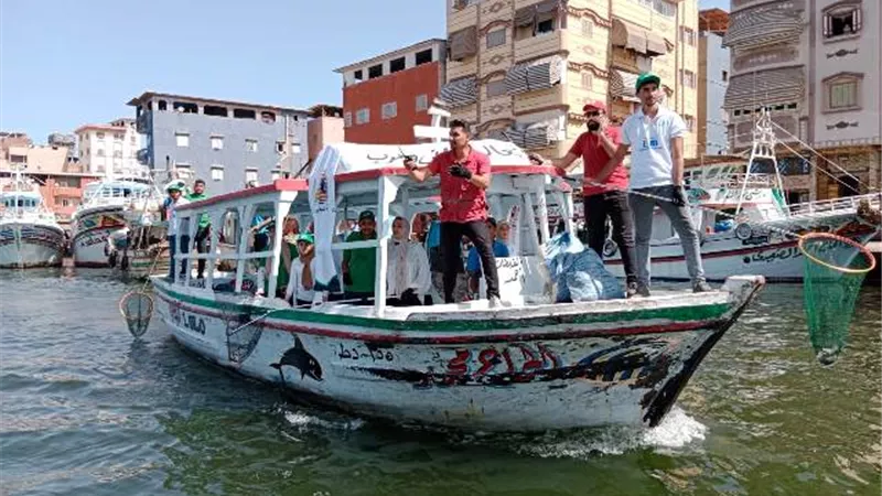 أكبر حملة لتطهير نهر النيل من المخلفات بعزبة البرج في دمياط ..صور