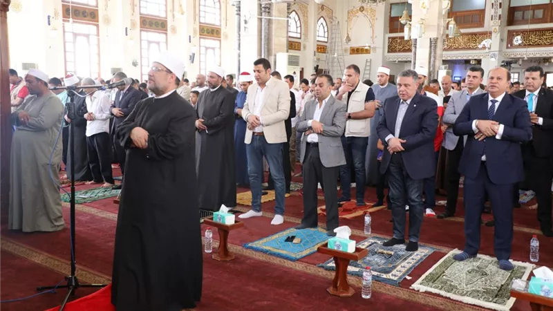 محافظ البحر الأحمر و وزير الأوقاف يؤديان صلاة الجمعة بمسجد الميناء