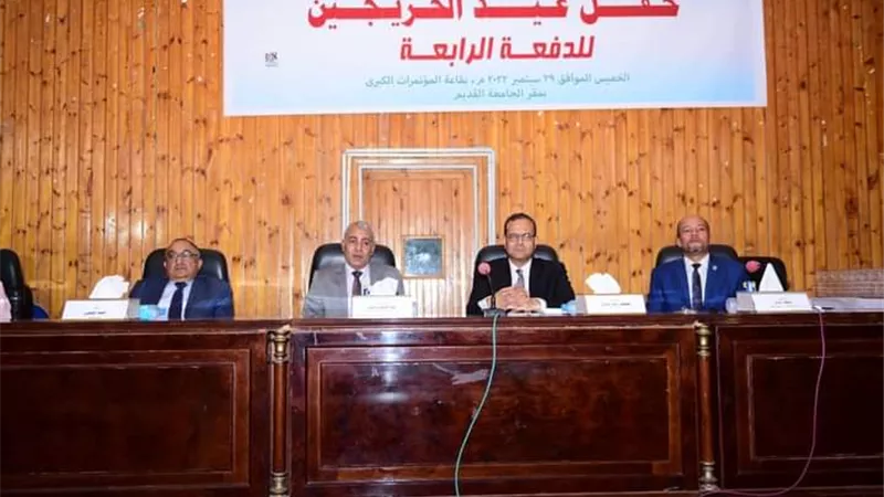 رئيس جامعة سوهاج يشهد حفل تخريج الدفعة الرابعة بكلية الصيدلة..صور