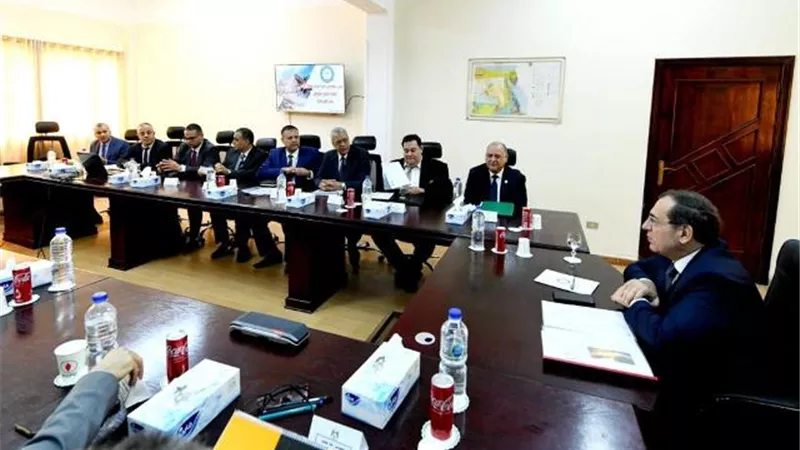 الملا يعقد اجتماعات مع قطاعات التعدين لتعظيم الثروة التعدينية.. فيديو