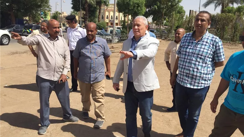محافظ الأقصر يفحص شكوى أحد المواطنين على أرض الواقع