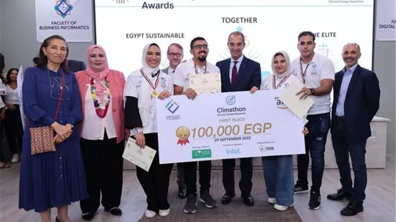 وزير الاتصالات يكرم الفائزين بمسابقة هاكاثون التغير المناخى