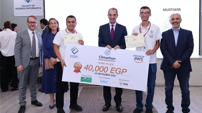 فوز مشروع شبكات الطرق الذكية صديقة للبيئة بهاكاثون التغير المناخى