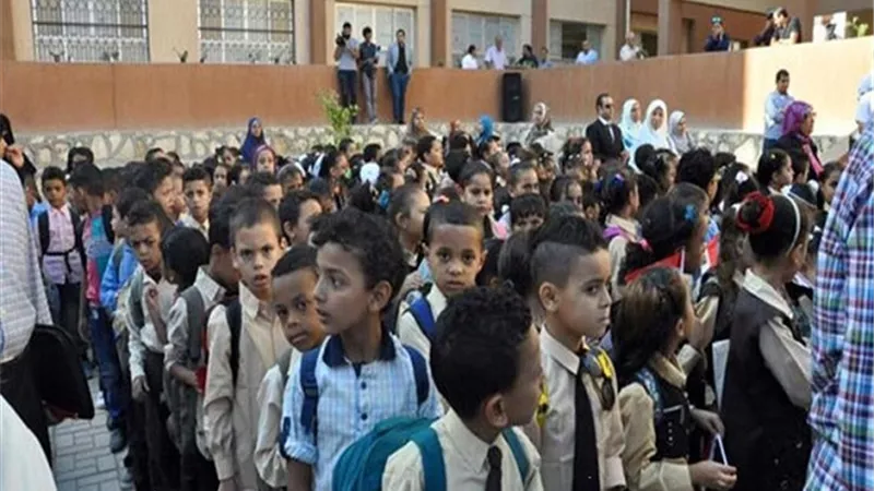 صراع الطلاب على التختة الأولى.. مشاهد يجب اختفائها