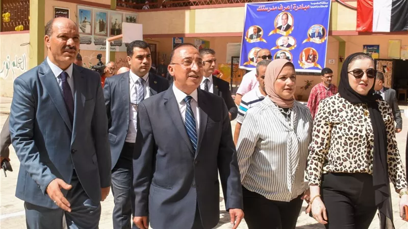 محافظ الإسكندرية يتفقد عددًا من المدارس للاطمئنان على انتظام الدراسة