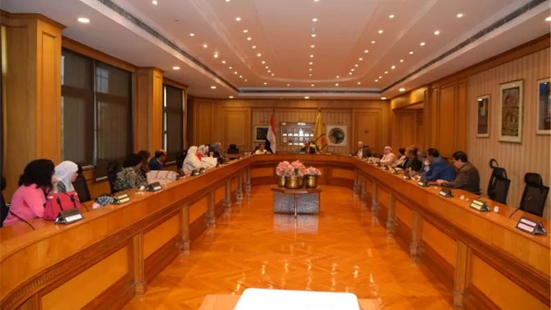 تفاصيل أول اجتماع لرئيس جامعة حلوان بعمداء الكليات.. بالصور