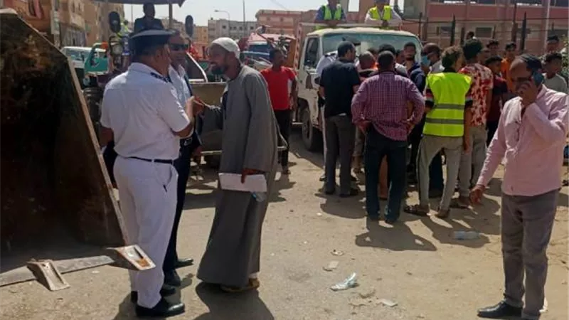مندور: جهاز بدر يغلق 150 محل مخالف بالتعاون مع شرطة التعمير.. بالصور