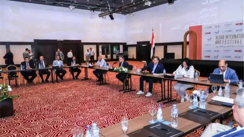 وزير الآثار ومحافظ البحر الأحمر يعقدان اجتماعاً مع مجموعة من المستثمرين