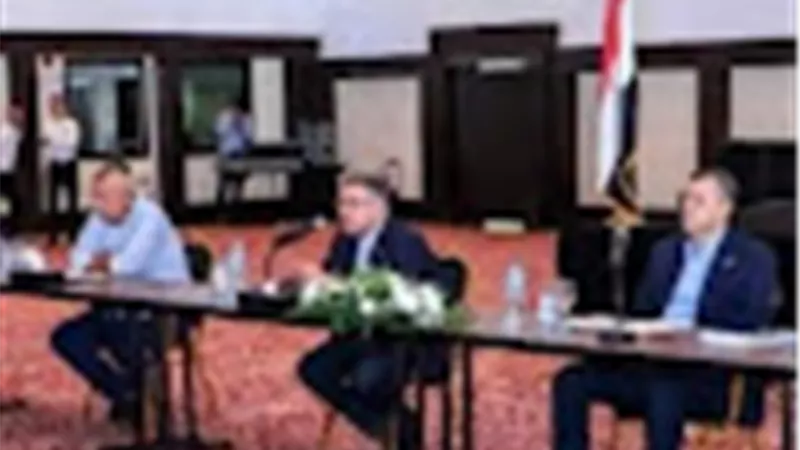 وزير السياحة والآثار ومحافظ البحر الأحمر يعقدان اجتماعاً موسعاً