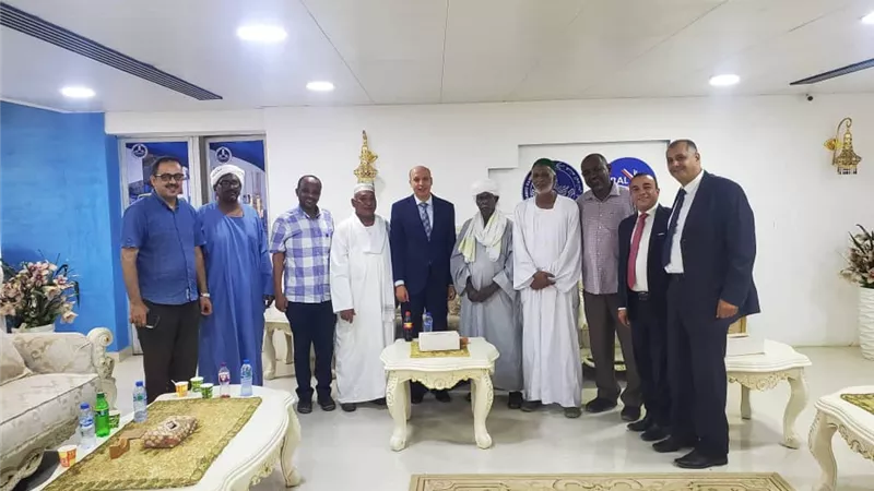 قنصل مصر يقوم بتسليم مساعدات طبية لعلاج مرضى الكلى بشرق السودان