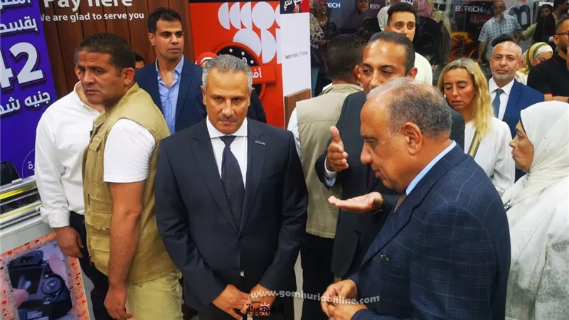 وزير قطاع الأعمال يفتتح فرع 