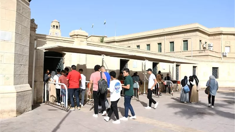 جامعة القاهرة تستقبل الطلاب الجدد لشرح نظام الدراسة والتعريف بالأنشطة