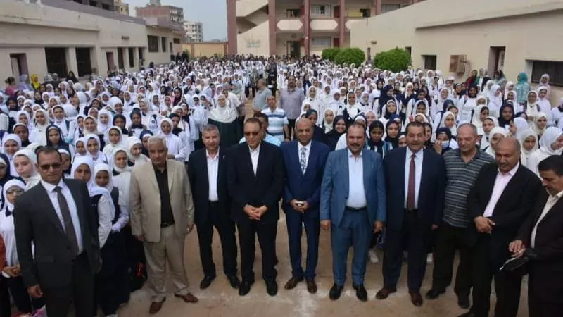 محافظ الشرقية يُشارك طلاب مدرسة الشهيد أحمد طابور الصباح وتحية العلم