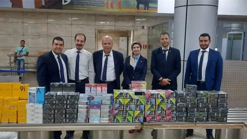 جمارك المطار تضبط تهريب عدد من الهواتف المحمولة والشيش الإلكترونية