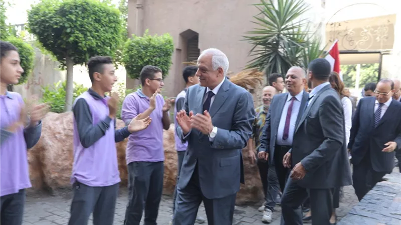 محافظ الجيزة يشارك الطلاب طابور الصباح وتحية العلم بمدرسة السعيدية