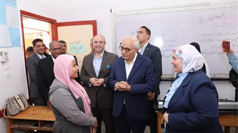 رضا حجازى ومحافظ بني سويف يتفقدان مدارس المحافظة