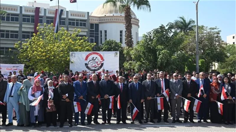 بدء العام الدراسي الجامعى بالفيوم .. بتحية العلم