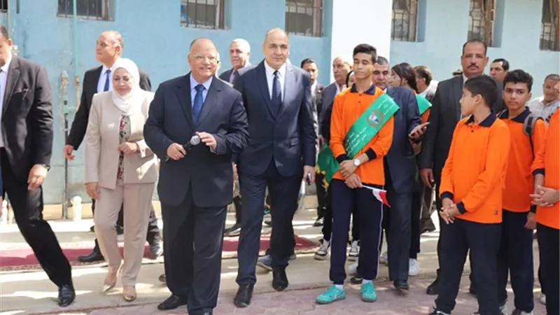 محافظ القاهرة ومدير التعليم يتفقدان مدارس العاصمة