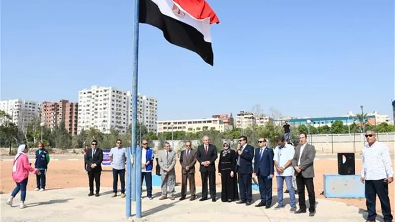 قيادات جامعة القناة يؤدون تحية العلم مع طلاب التربية الرياضية..صور