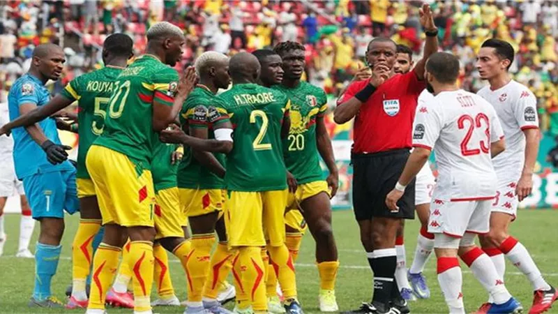 صاحب فضيحة أمم إفريقيا.. كاف يعلن حكم إياب الأهلي والمنستيري
