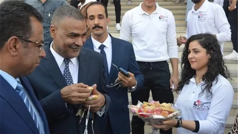استقبلوا الطلاب بحلوي المولد في معسكر الجامعة بحقوق قنا