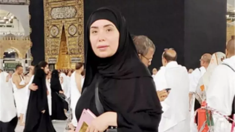عبير صبري تؤدي مناسك العمرة لشقيقها الراحل وتؤكد: 