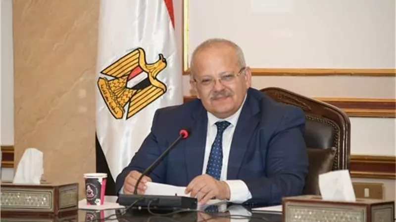رئيس جامعة القاهرة يطالب عمداء الكليات بفتح أبوابهم للطلاب