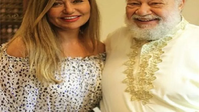 ليلى علوى فى صورة مع يحيى الفخرانى وزوجته