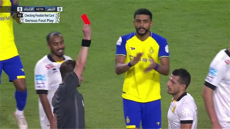 كارت أحمر .. إتحاد جدة يخسر طارق حامد خلال مواجهة النصر السعودى