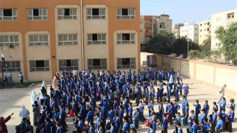 مدير عام القاهرة الجديدة يتفقد مدرسة مجدي يعقوب