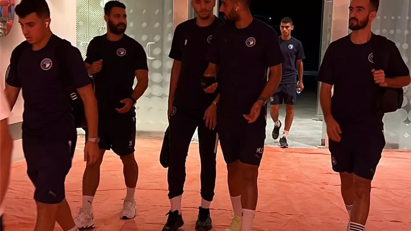 بيراميدز يصل ملعب المباراة لمواجهة رويال إف سي وديا بدبى