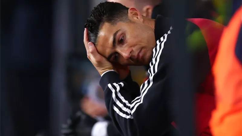 أسطورة مانشستر يونايتد يفتح النار على تين هاج بسبب رونالدو