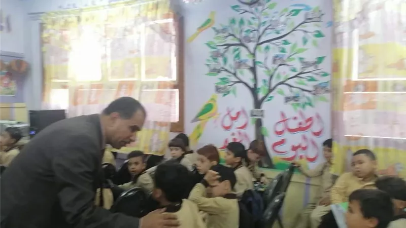 مدير تعليم الخانكة يتفاعل مع الطلاب داخل الفصول