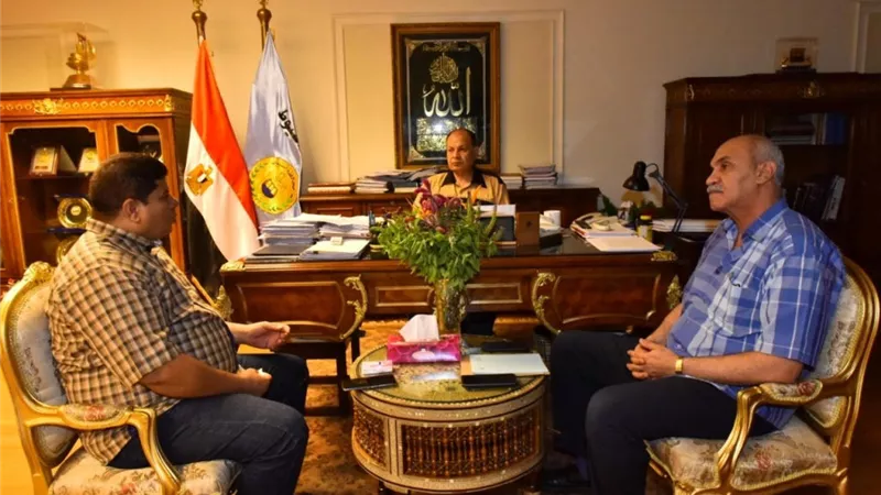 محافظ أسيوط يناقش الموقف التنفيذي لمشروع مجموعة قناطر ديروط الجديدة