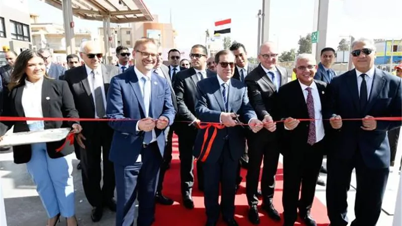 وزير البترول يفتتح محطة وقود 