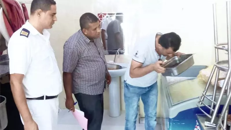 استمرار اعمال اللجنة البيئية للمرور علي المحلات التجارية بالغردقة