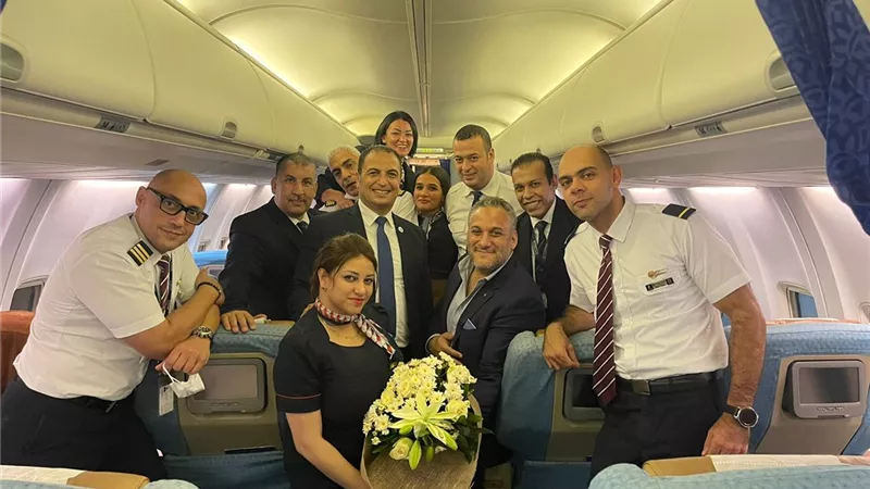 مصر للطيران تستقبل بالورود طبيباً أنقذ حياة طفل