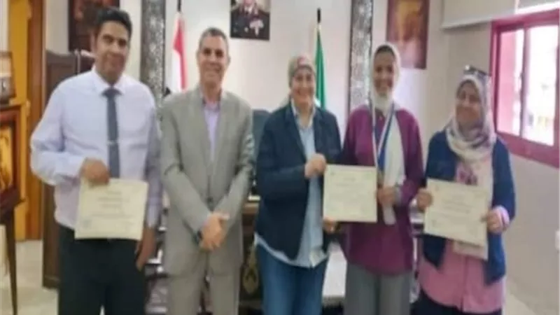 مدير ووكيل تعليم القليوبية يُكرمان الطالبة الحاصلة على البرونزية