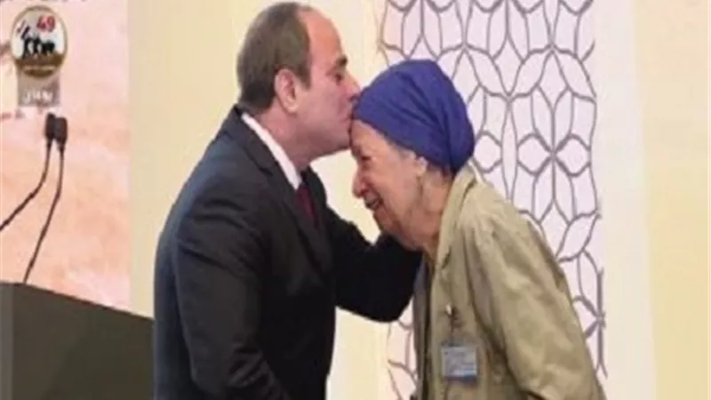 الرئيس السيسي يقبل رأس أهالى أبطال حرب أكتوبر خلال الندوة التثقيفية